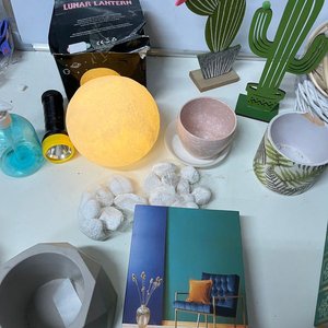 Lote Decorativo: Luna Luminosa, Cactus, Aros de Mimbre y Más - imagen 12