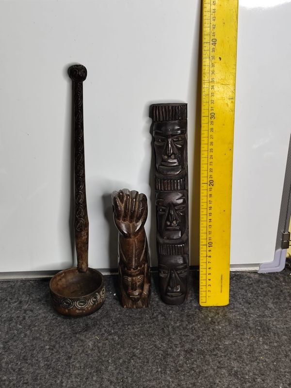 Lote de 3 piezas de madera tallada: cucharón y figuras tribales
