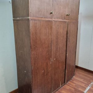 Amplio Roperro de Madera con Mueble Aéreo Superior - imagen 3