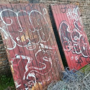 Dos Hojas de Portón Metálico Rojo con Graffiti - imagen 3
