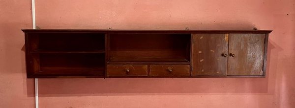 Mueble Aéreo en Madera Lustrada con Estantes Abiertos y Detalles de Uso - imagen 7