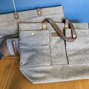 Set de 2 Bolsos de Tela Grises con Detalles en Cuero - imagen 1
