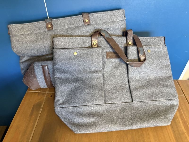 Set de 2 Bolsos de Tela Grises con Detalles en Cuero
