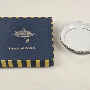 Lote de Copas Talladas, Lechera Metálica y Despojador Húngaro en Caja - imagen 4