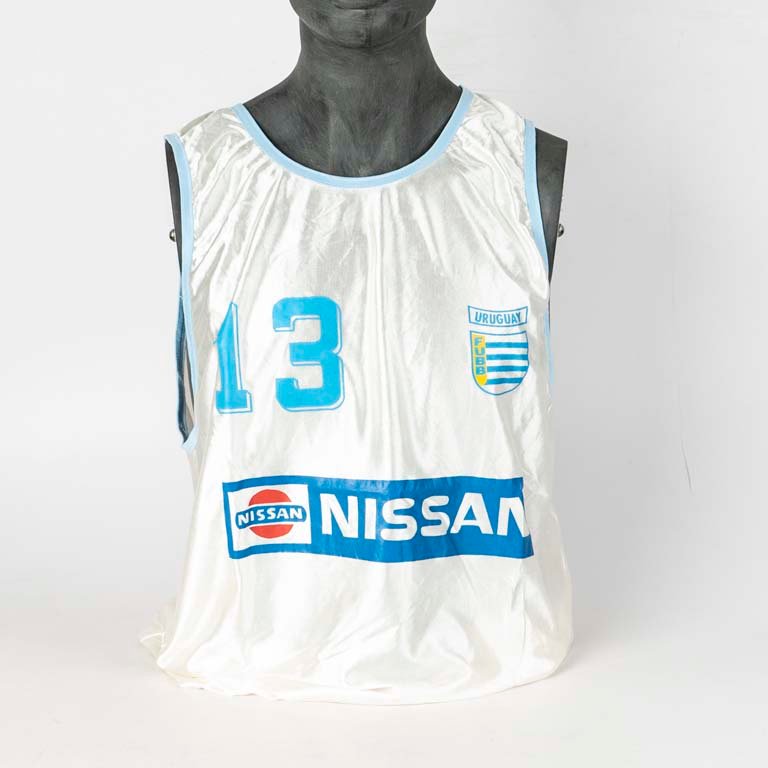 Lote anterior: Camiseta de basketball de la selección de Uruguay de utilería N°13 segunda equipación de principio de los 90