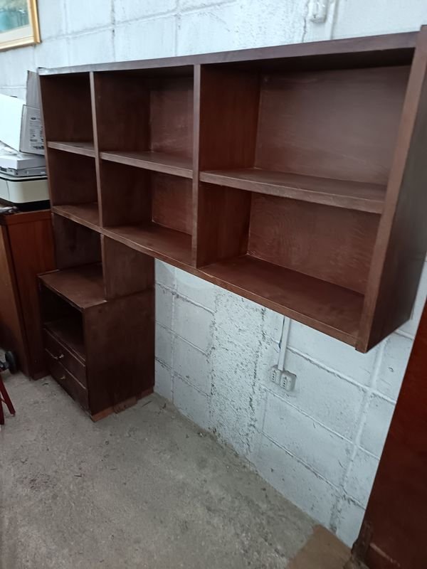 Mesa de Luz con Repisa de Madera Oscura