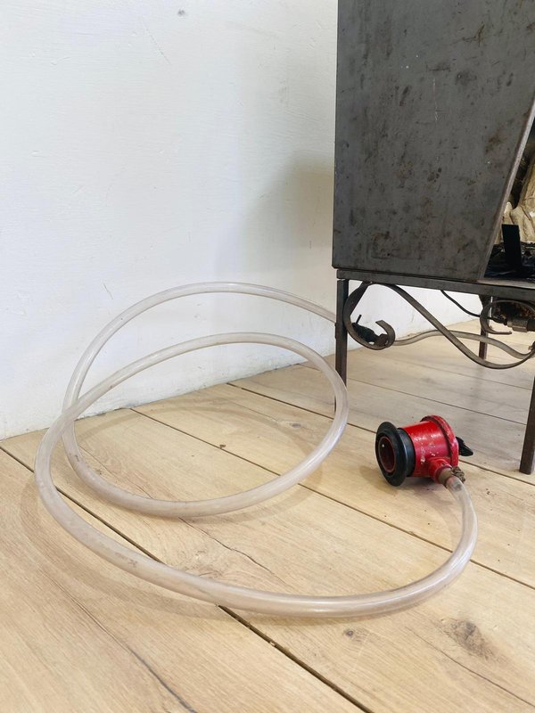 Estufa a gas con válvula, estilo antiguo - imagen 3