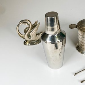 Lote de 8 piezas de metal: salsera, coctelera, hielera y más - imagen 4
