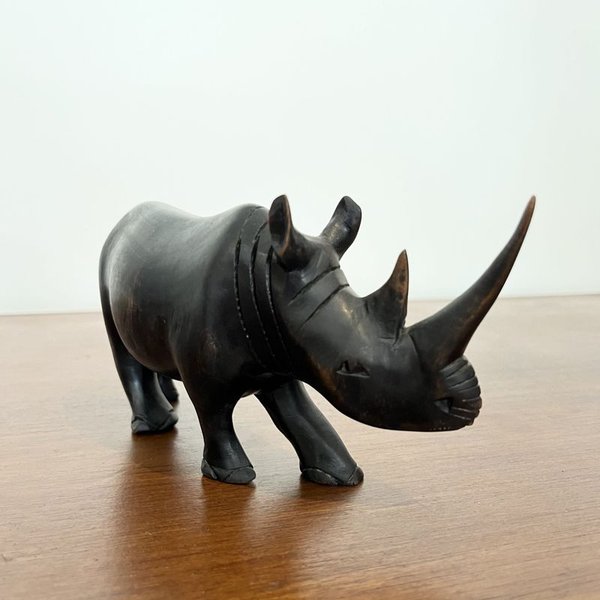 Escultura de madera tallada africana con rinoceronte y figura humana - imagen 7