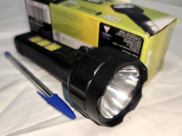 Linterna LED Recargable Vanguard con Luz Lateral, Nueva en Caja