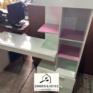 Escritorio Blanco con Estantes Rosados y Cajones - imagen 4