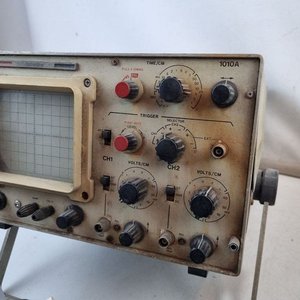 L 409 - Varias Piezas - Lote de instrumental electronico vintage y accesorios, incluye osciloscopio analogico, UPS APC y pedal de bateria de transmision a cadena - imagen 4