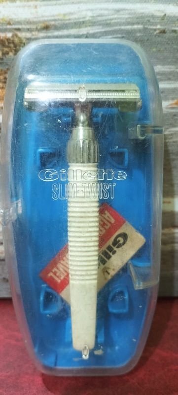 Maquinaria de afeitar Gilette antigua en estuche rigido - imagen 4