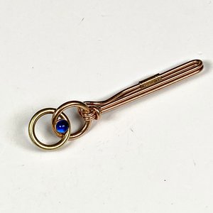 Anillo con Piedra Celeste, Dije de Pez Dorado y Trabacorbatas Enchapado - imagen 8