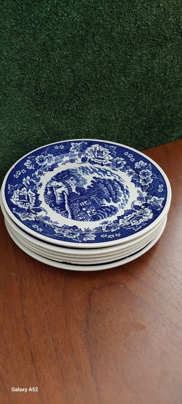 Platos y tazas de porcelana blanca y azul - imagen 2