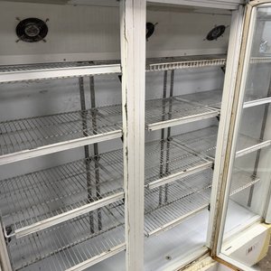 Botellero Refrigerado Aucma Tres Puertas Vidriadas con Ruedas - imagen 5