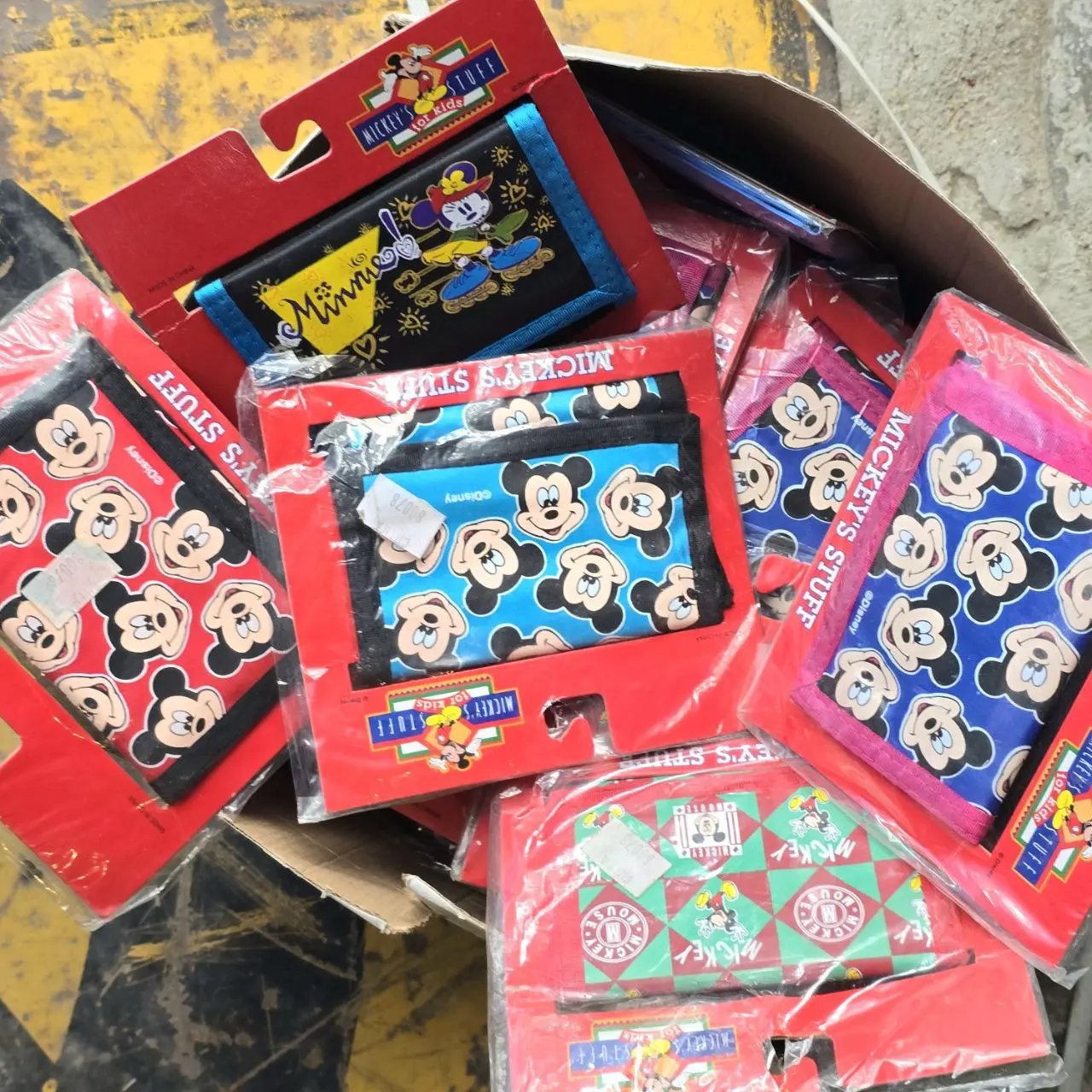 Item lote-109-caja-con-55-billeteras-infantiles - Image 0