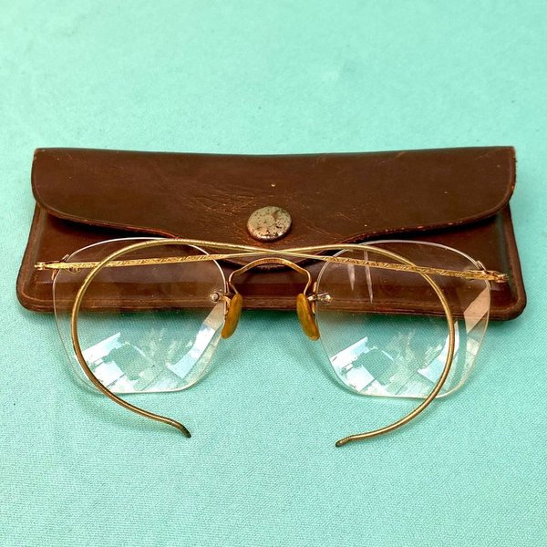 Antiguos lentes enchapados en oro con su estuche original de la optica Pablo Ferrando S.A. - imagen 1