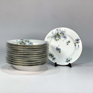Lote siguiente: Doce Platos Hondos de Porcelana Bavaria con Decoración Floral y Borde Dorado