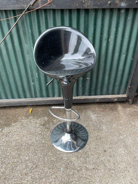 Lote anterior: Silla de metal con asiento redondo