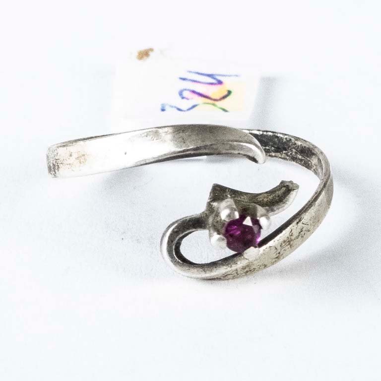 Lote anterior: Anillo de plata con gema de color púrpura