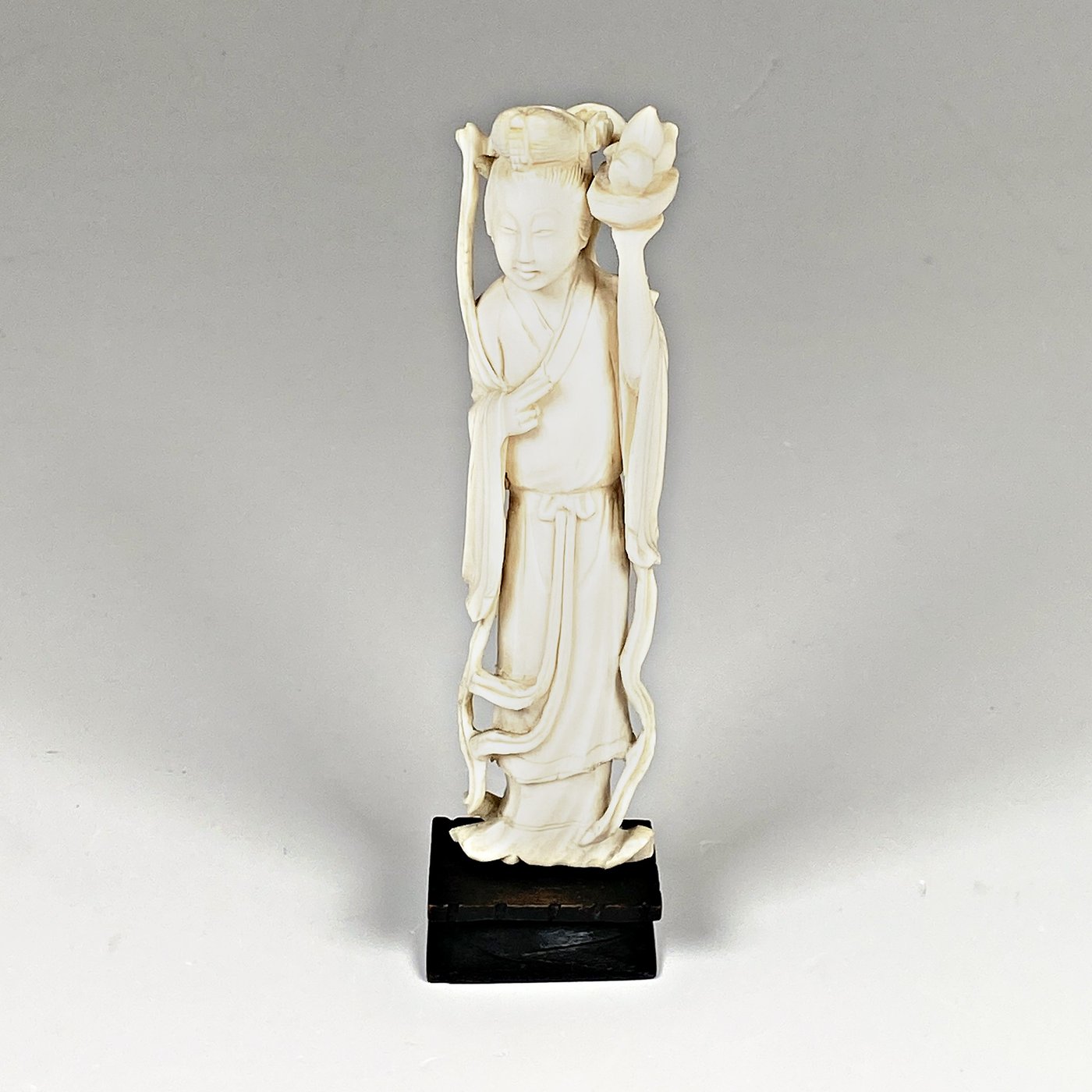Talla de Marfil de Dama Antigua, 13 cm de Altura