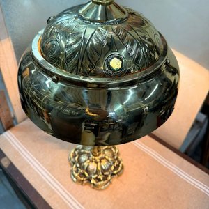 Lámpara de Mesa Antigua en Bronce con Pantalla Repujada y Cabujones - imagen 9