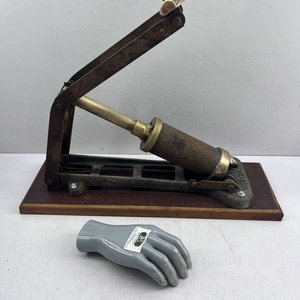 Lote anterior: Inflador Inglés Antiguo "The Aerograph Co. Ltd." de Hierro, Bronce y Madera