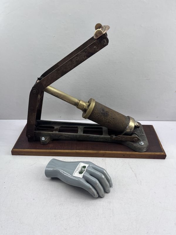 Inflador Inglés Antiguo "The Aerograph Co. Ltd." de Hierro, Bronce y Madera