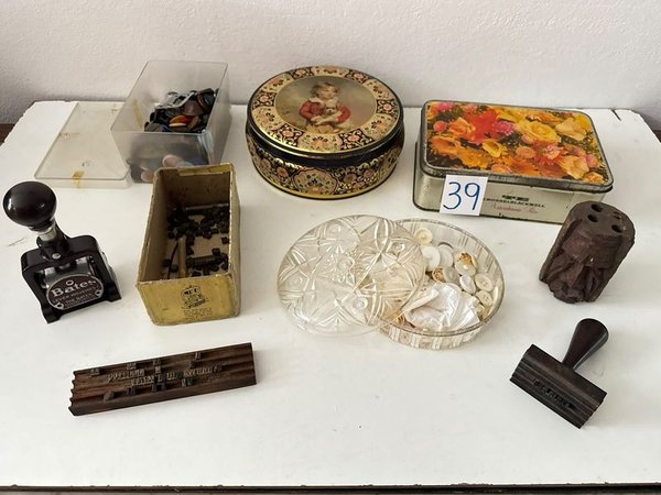 Lote de Latas Metálicas con Accesorios de Costura y Sellos Antiguos - imagen 1