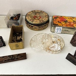 Lote anterior: Lote de Latas Metálicas con Accesorios de Costura y Sellos Antiguos