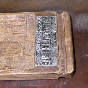 Tabla de Madera Rústica con Placas Metálicas Grabadas - imagen 2