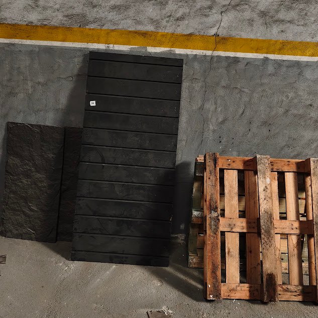 Paneles Oscuros de Exhibición y Pallets de Madera