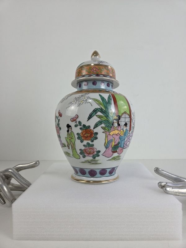 Lote siguiente: Potiche en porcelana oriental decorativa