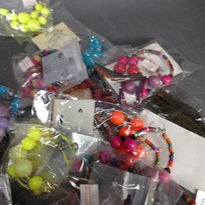 Lote de 100 Caracolas y Bijouterie Variada - imagen 5