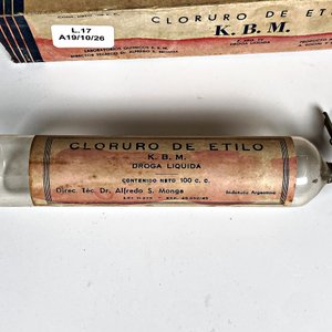 Lote de 4 Placas de Bronce y Frasco de Cloruro de Etilo K.B.M. - imagen 6