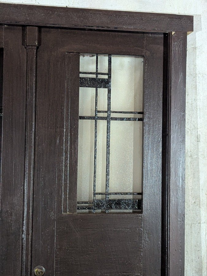 Puerta antigua de cedro con reja y marco de pinotea - imagen 4