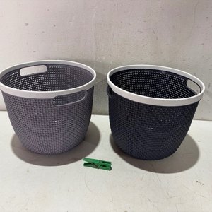 Lote siguiente: Dos Canastos Plástico Gris y Azul con Pinza