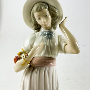 Figuras de Porcelana Nao y Blanc de Chine: Dama con Sombrero y Figura Oriental - imagen 7