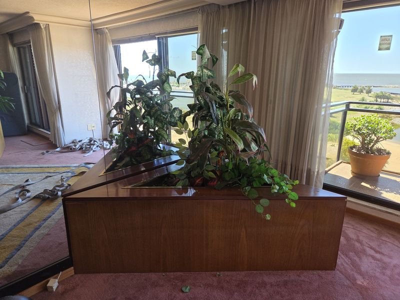 Lote anterior: Jardinera esquinera con plantas artificiales y recipientes en hojalata y bronce