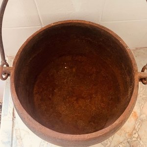Olla Antigua de Hierro Fundido con Tapa y Asa - imagen 2