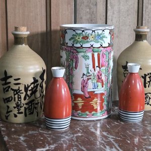 Lote de 5 piezas de cerámica oriental: 2 botellas grandes, 2 botellas pequeñas y 1 cilindro decorativo - imagen 2