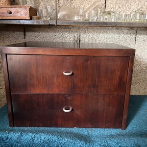 Lote siguiente: Mesa de Luz Moderna de Madera Oscura con Dos Cajones