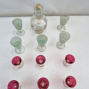Juego Antiguo de Licorera y 11 Copas de Vidrio Soplado con Detalles Dorados - imagen 4