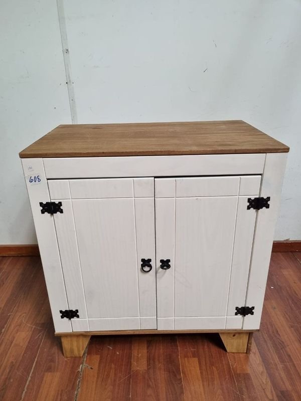 Mueble de Apoyo Rústico Blanco con Tapa de Madera y Herrajes de Forja