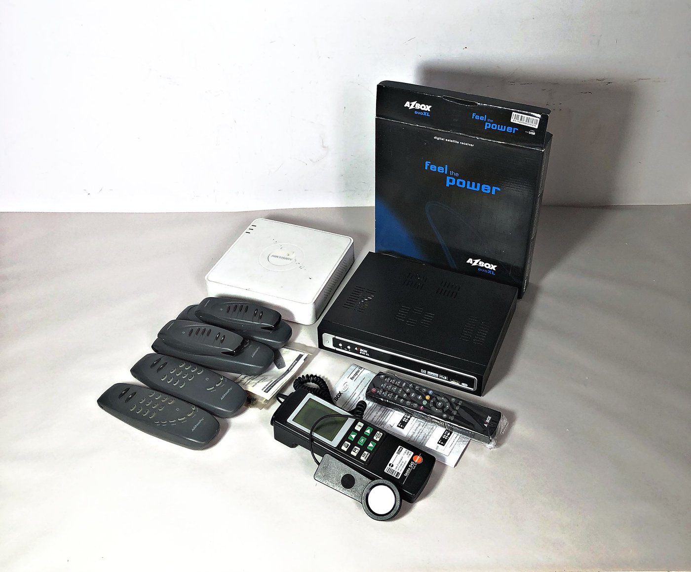 Receptor Digital AzBox EVO XL, DVR Hikvision y Luxómetro Testo