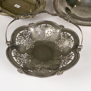 Tres Centros de Mesa Metálicos con Asas, Uno Mappin Webb - imagen 5