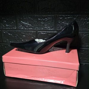 Lote siguiente: Caja por 24 Pares de Zapatos Taco Alto Punta Fina Mujer