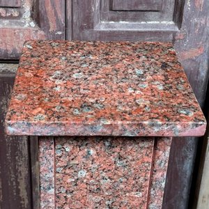 Pedestal de Granito Rosa y Negro - imagen 3