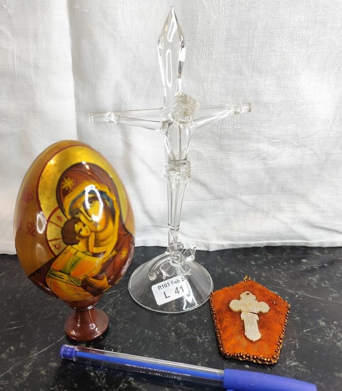 Lote siguiente: Crucifijo en cristal religioso con huevo de pascua ruso pintado a mano